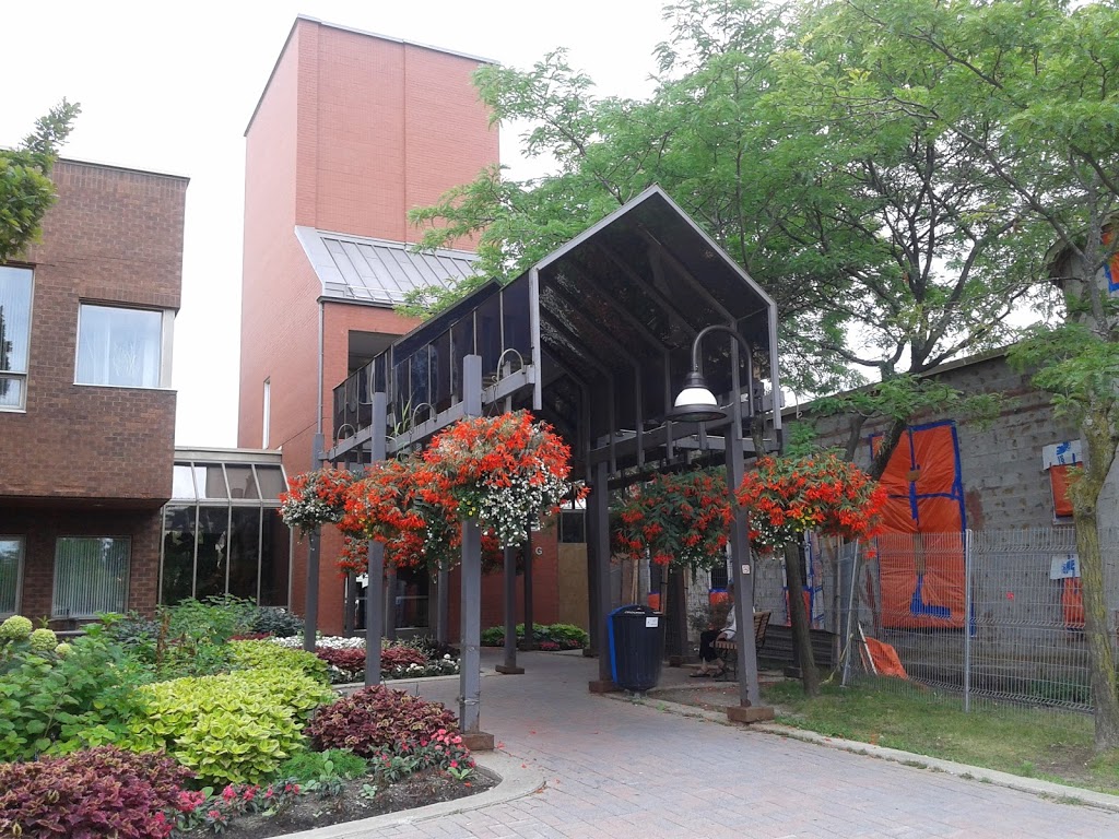 Bibliothèque publique Eleanor London Côte Saint-Luc | 5851 Boul Cavendish, Côte Saint-Luc, QC H4W 2X8, Canada | Phone: (514) 485-6900