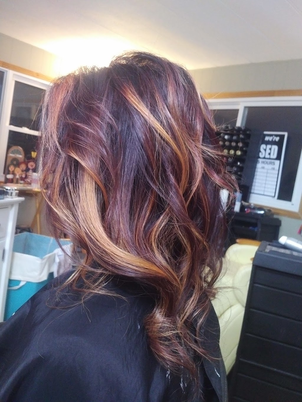 Jenns Hair Studio | 124 Pinegrove Rd, Arnprior, ON K7S 3G8, Canada | Phone: (613) 623-0422