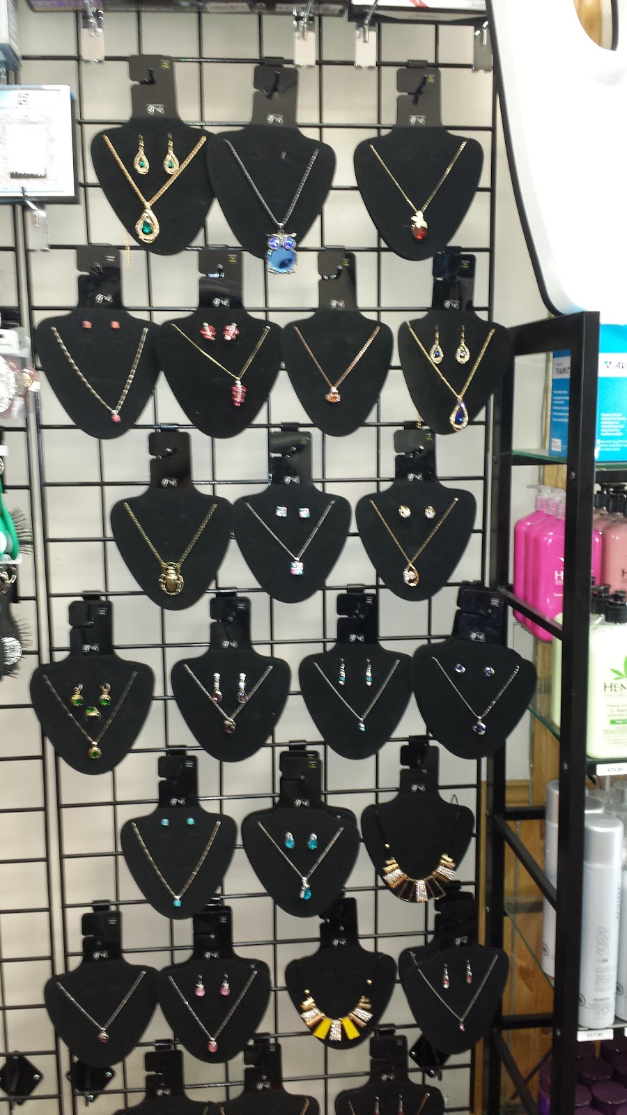 Gs Hairstyling Gifts & More | 25 Cayuga St N, Cayuga, ON N0A 1E0, Canada | Phone: (905) 772-0009