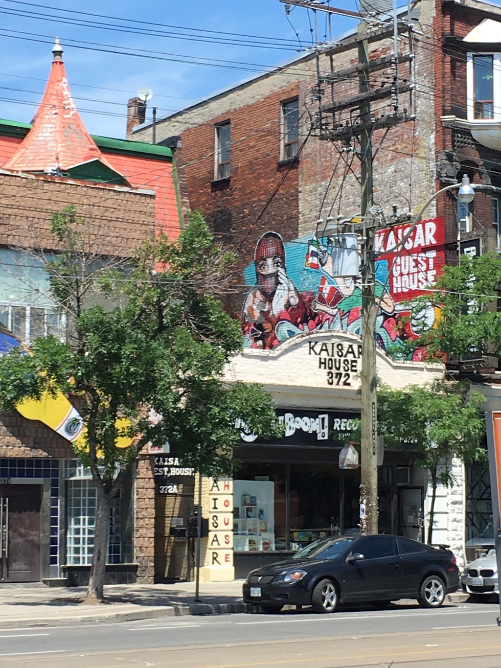 Kaisars Guest House | 372A College St, Toronto, ON M5T 2N9, Canada | Phone: (416) 898-9282