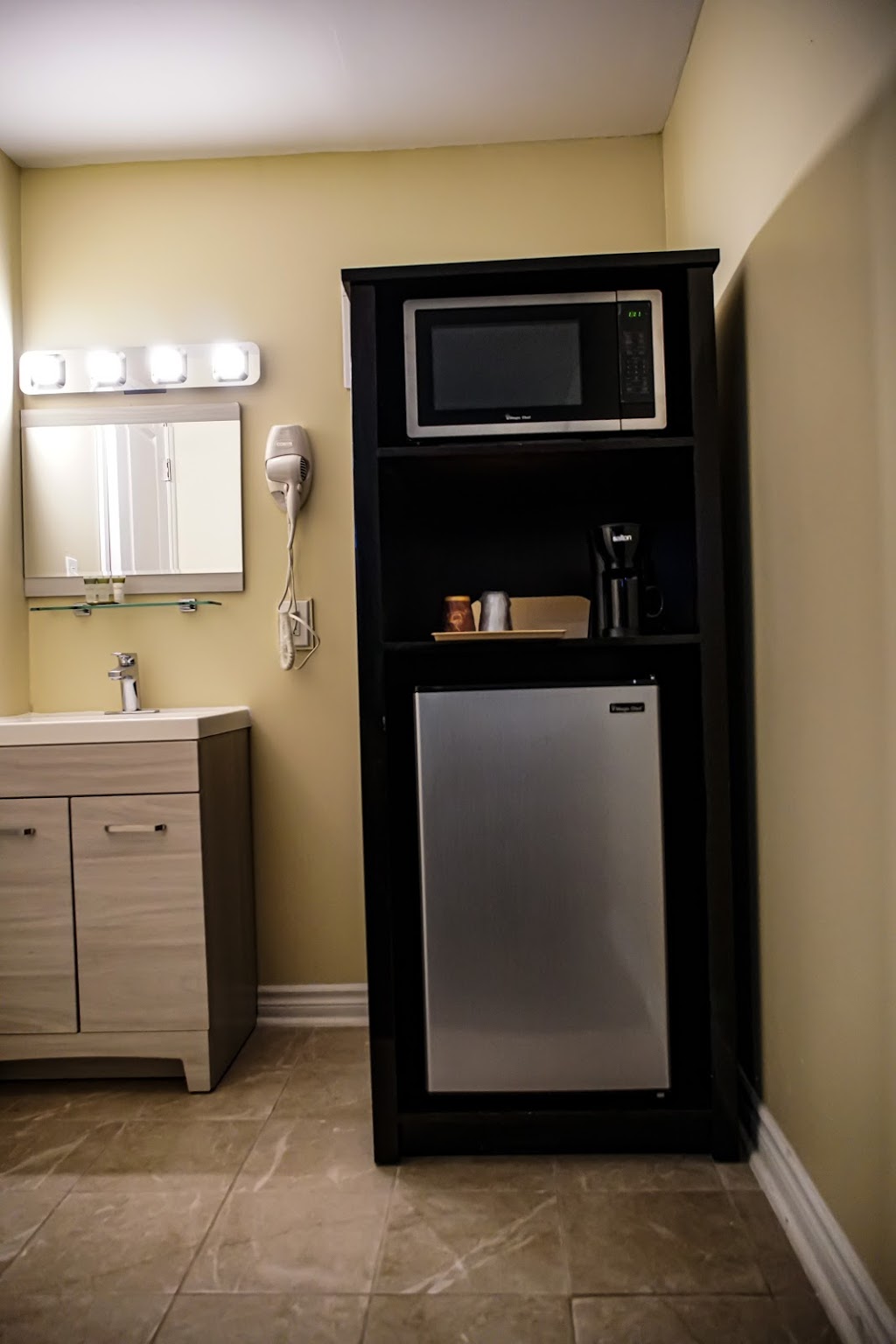 Skyland Motel Inn & Suites | 208 Main St W, Huntsville, ON P1H 1Y1, Canada | Phone: (705) 789-4424