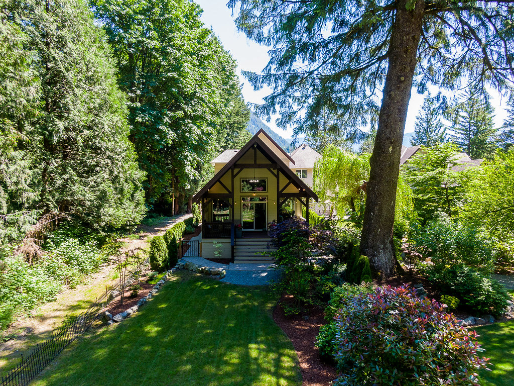 Harrison Chalet | 800 Hot Springs Rd, Harrison Hot Springs, BC V0M 1K0, Canada | Phone: (866) 465-5151