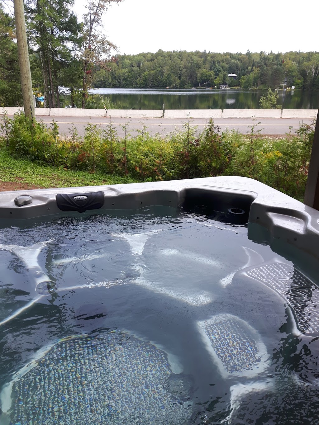 Chalet Le Convivial Tremblant | 510 Chemin du Lac Équerre, Lac-Supérieur, QC J0T 1J0, Canada | Phone: (438) 498-5647