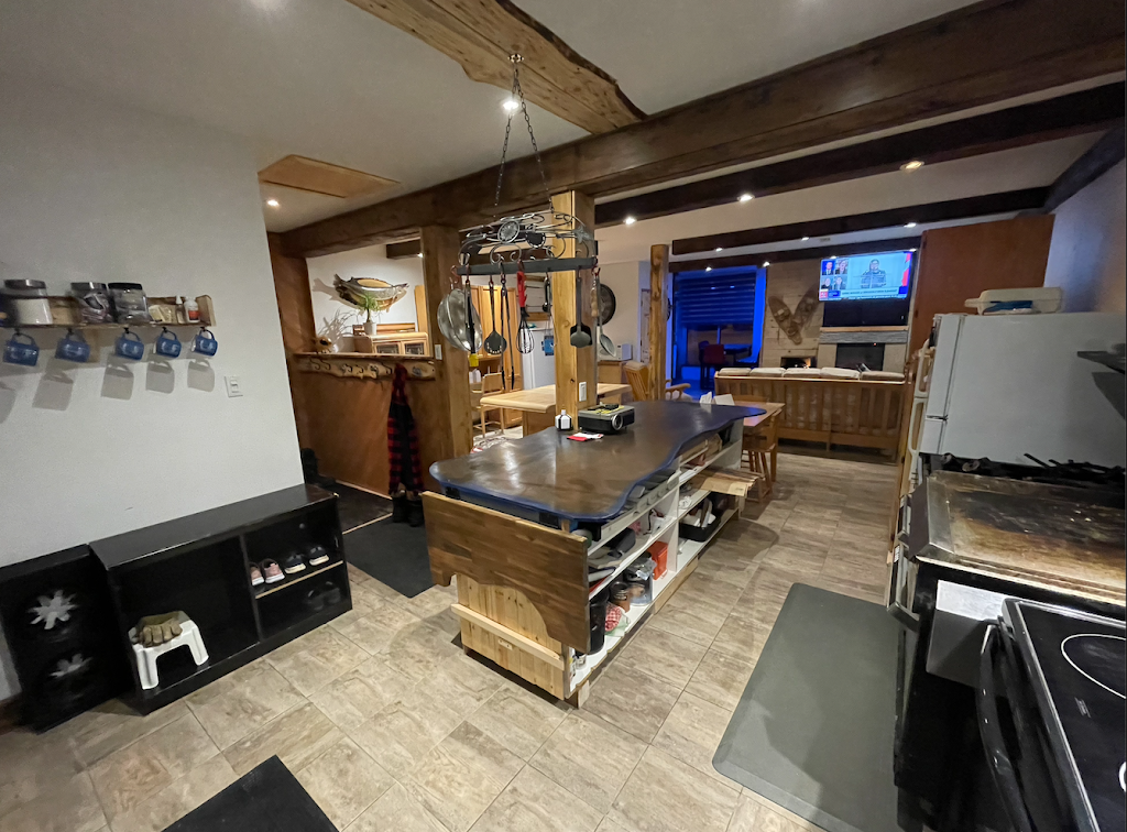 Gîte Touristique, Eaux Bons VieVents | 226 Rue Principale, Lac-Bouchette, QC G0W 1V0, Canada | Phone: (819) 592-3480