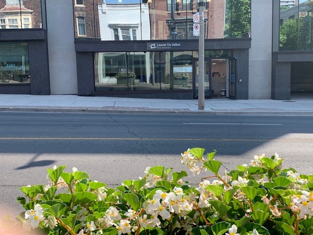 Laurier Du Vallon Rosedale | 001-1027 Yonge St, Toronto, ON M4W 2K9, Canada | Phone: (833) 891-2462