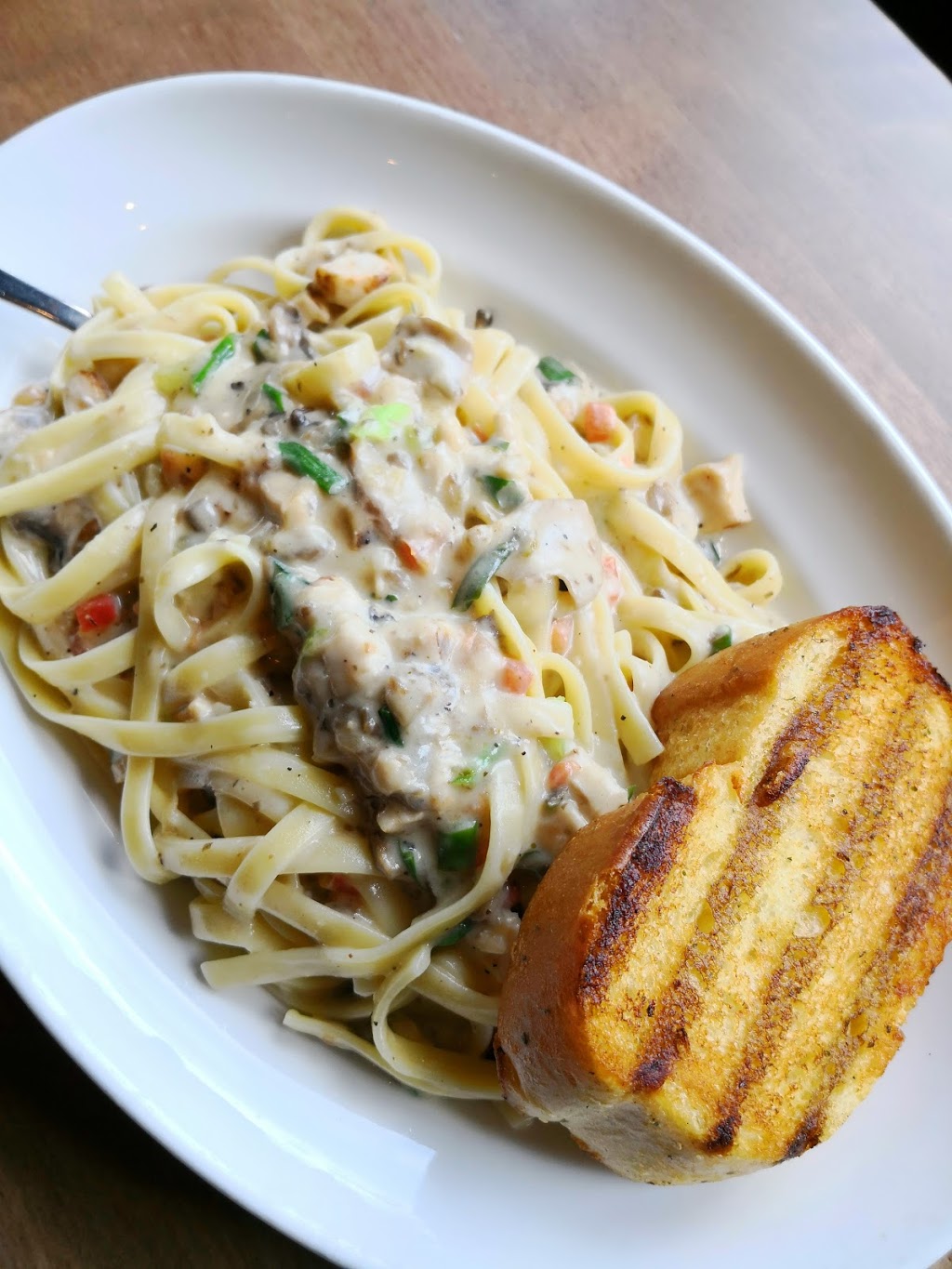 Boston Pizza | 35 Square One Dr, Mississauga, ON L5B 0E2, Canada | Phone: (905) 896-4646