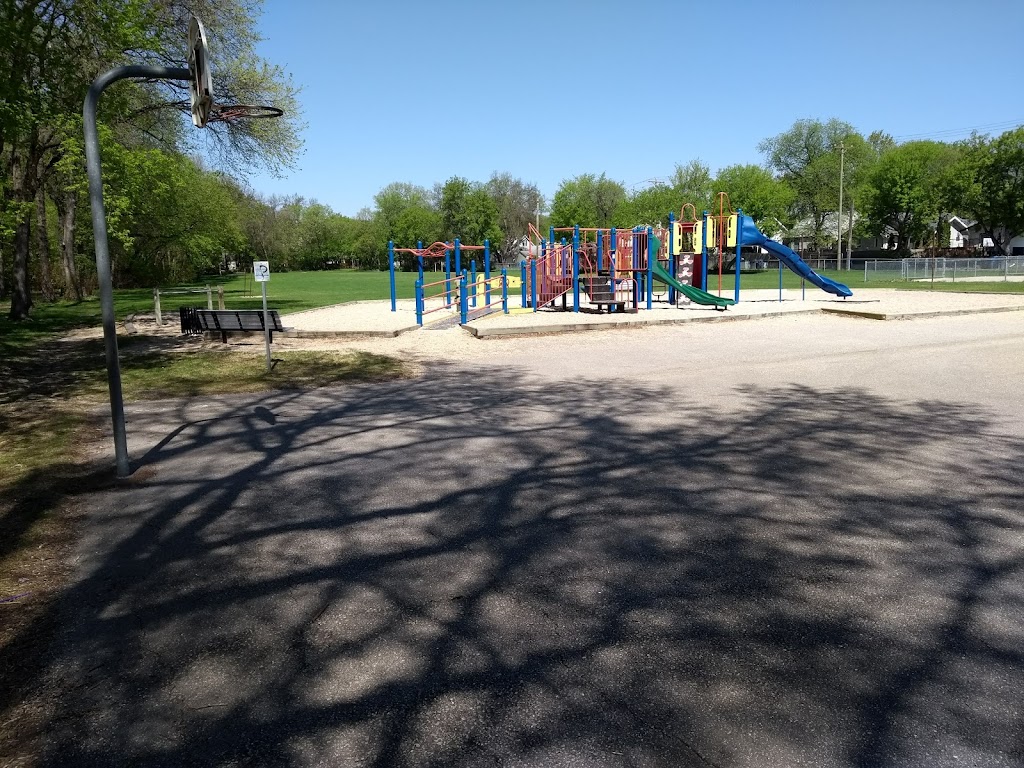 Angus McKay School | 850 Woodvale St, Winnipeg, MB R2K 0H9, Canada | Phone: (204) 667-1701