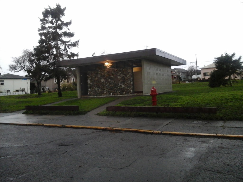 Public Washroom | 1809 Crescent Rd, Victoria, BC V8S 2G6, Canada