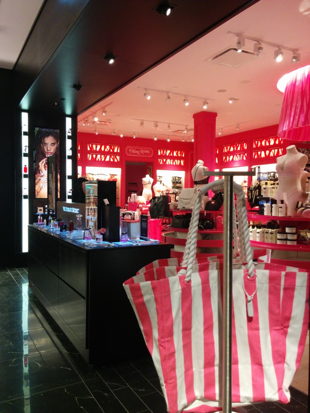 Victorias Secret & PINK | 509 Bayfield St, Barrie, ON L4M 4Z8, Canada | Phone: (705) 734-3751