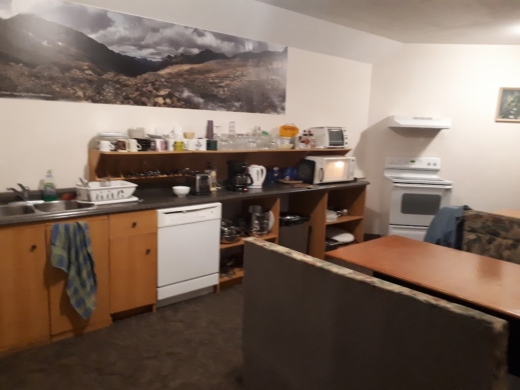 Invermere Hostel | 380 Laurier St, Invermere, BC V0A 1K7, Canada | Phone: (866) 222-0325