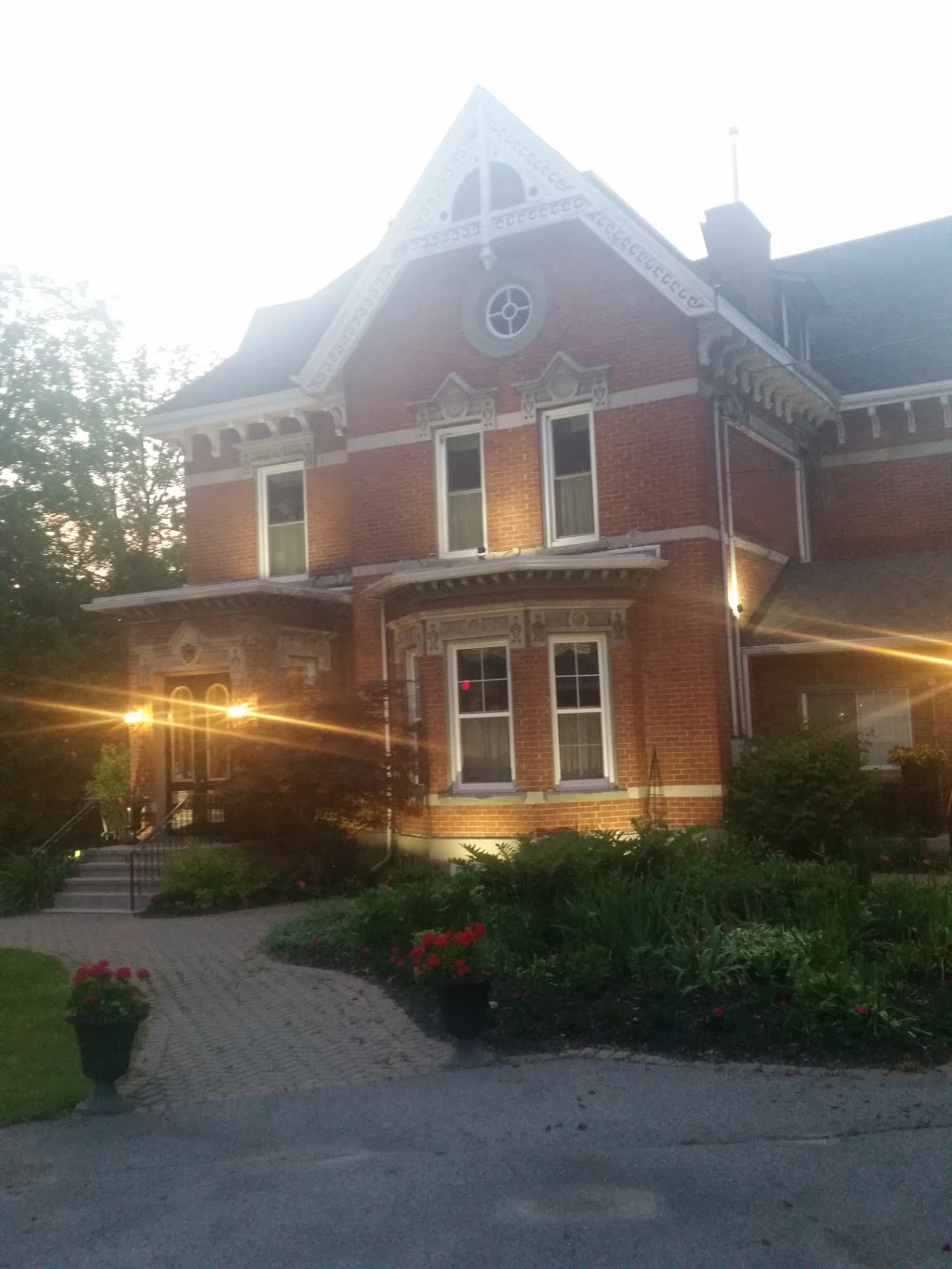 The Woodview Inn | 250 King St W, Gananoque, ON K7G 2G6, Canada | Phone: (844) 382-1110