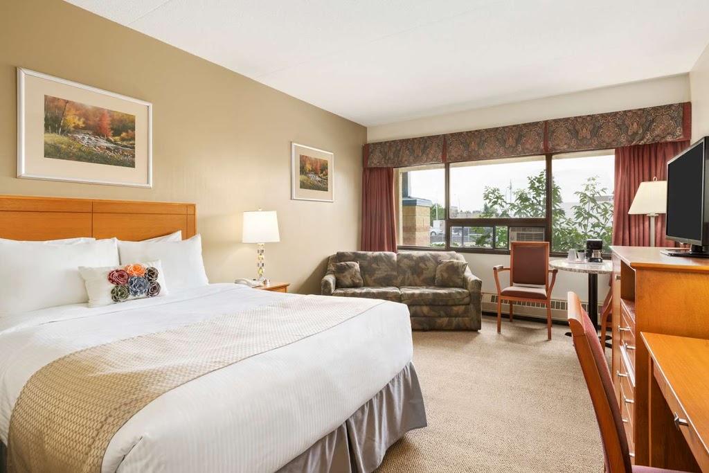 Travelodge by Wyndham Edmonton East | 3414 118 Ave NW, Edmonton, AB T5W 0Z4, Canada | Phone: (780) 474-0456