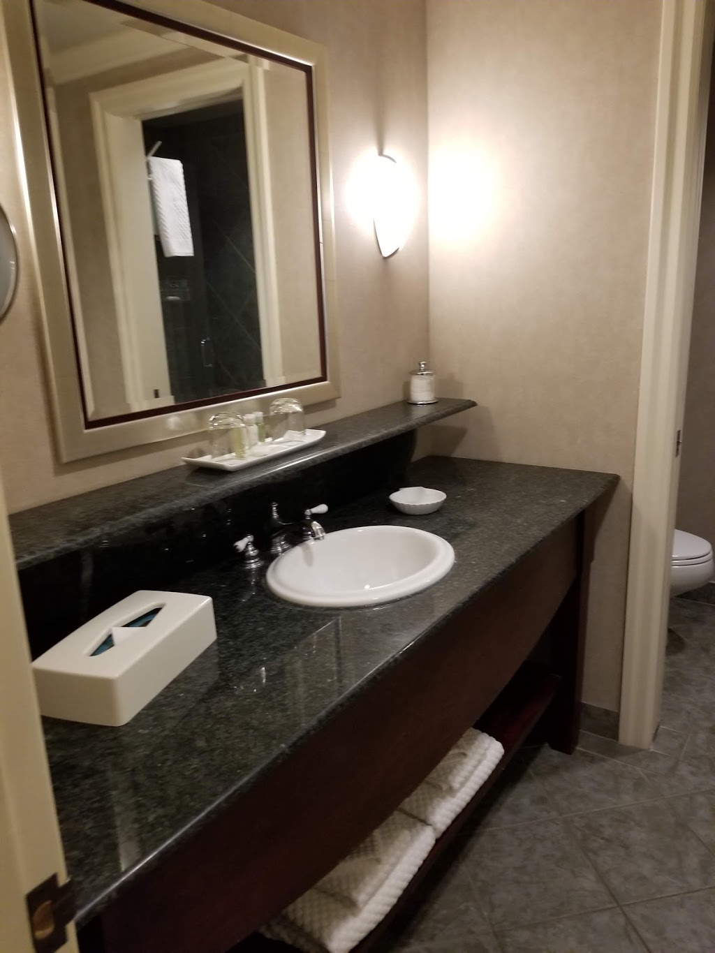 Harbour House Hotel | 85 Melville St, Niagara-on-the-Lake, ON L0S 1J0, Canada | Phone: (905) 468-4683
