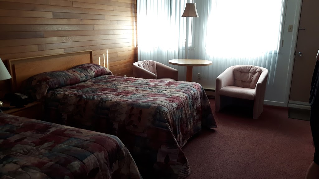 Motel Chez Pierre | 2020 Bd de Comporté, La Malbaie, QC G5A 1N3, Canada | Phone: (418) 665-3718