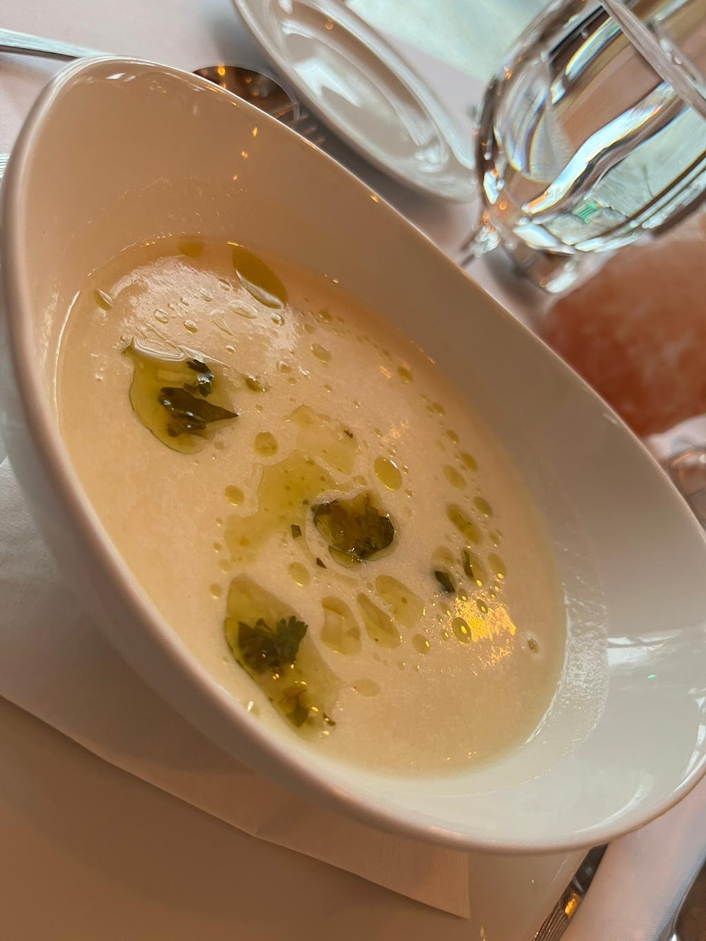 Les Oiseaux | 554 Av. Duluth E, Montréal, QC H2L 1A9, Canada | Phone: (514) 849-8844