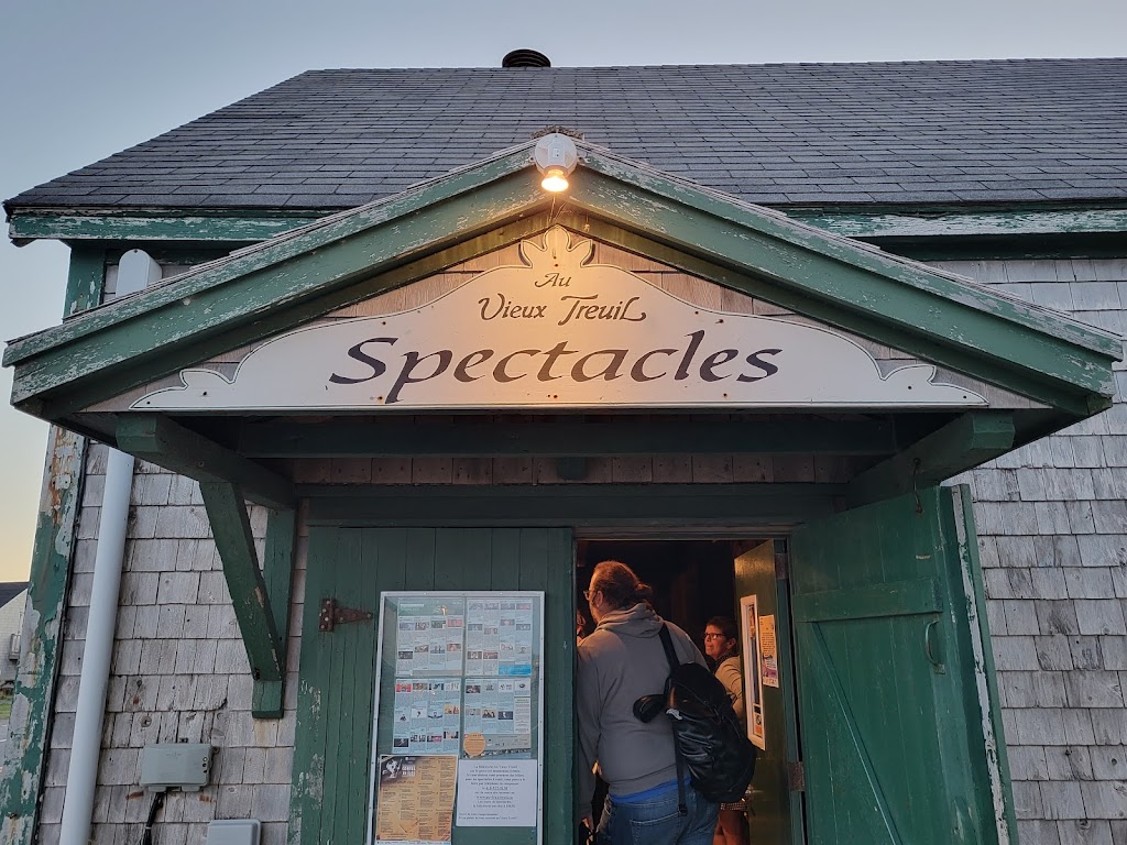 Au Vieux Treuil | 971 Rte 199, Havre-Aubert, QC G4T 9C8, Canada | Phone: (418) 937-5138