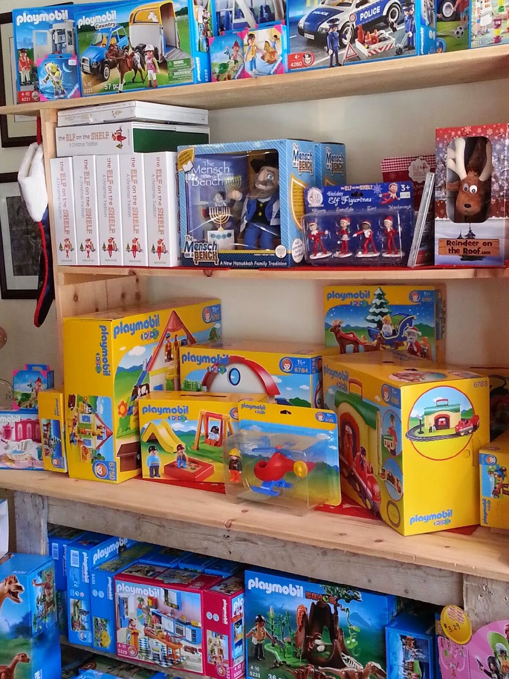 The Christmas Villager | 10 Coldwater Rd, Coldwater, ON L0K 1E0, Canada | Phone: (705) 686-3883