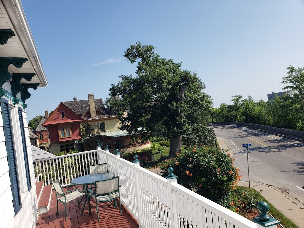 Bed of Roses Bed and Breakfast | 4877 River Rd, Niagara Falls, ON L2E 3G5, Canada | Phone: (905) 356-0529