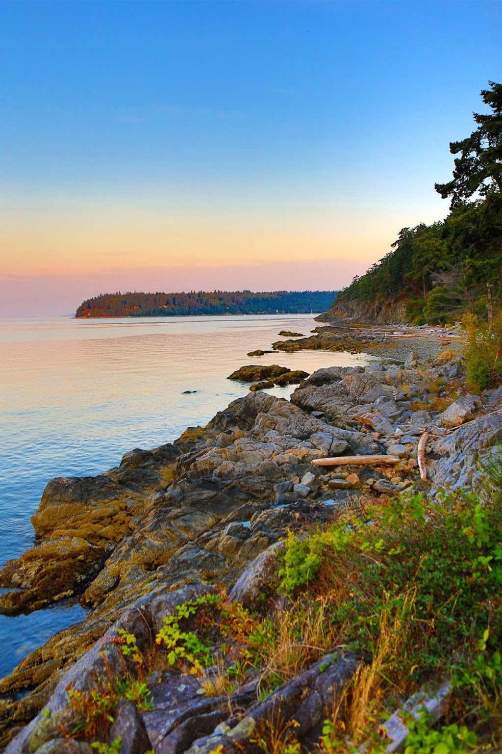 Four Winds Beach House and Spa | 5482 Hill Rd, Sechelt, BC V0N 3A8, Canada | Phone: (604) 885-3144