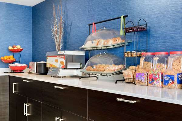 Travelodge by Wyndham Windsor | 2225 Division Rd, Windsor, ON N8W 1Z7, Canada | Phone: (519) 969-7800