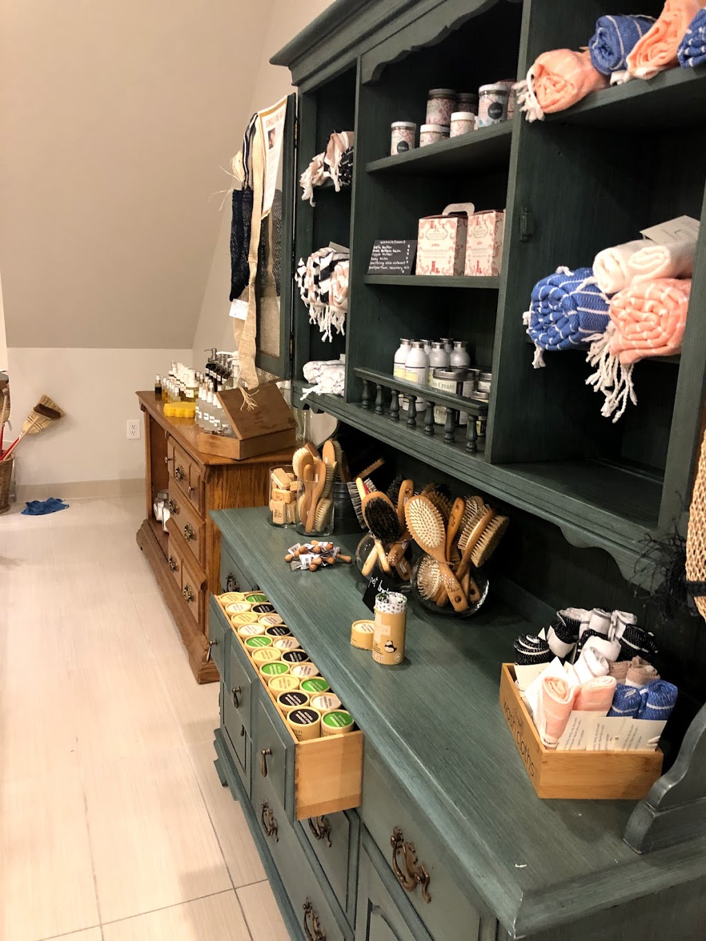 Pretty Clean Shop | 3072 Dundas St W, Toronto, ON M6P 1Z7, Canada | Phone: (416) 766-9633