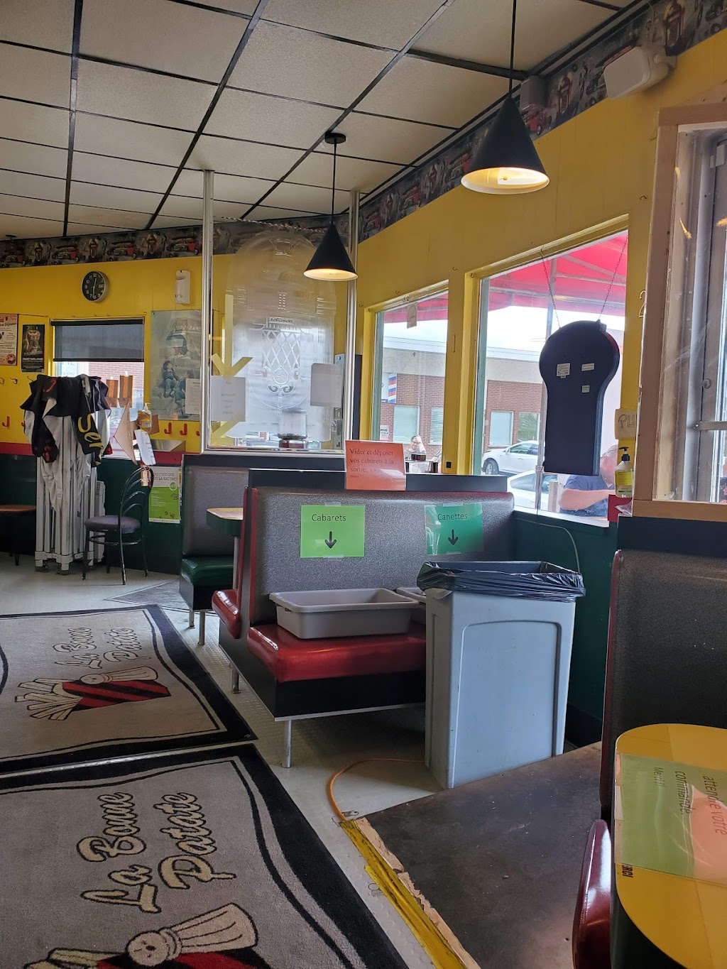 Restaurant La Bonne Patate | 262 Boul. Sainte-Geneviève, Chicoutimi, QC G7G 2C8, Canada | Phone: (418) 543-6498