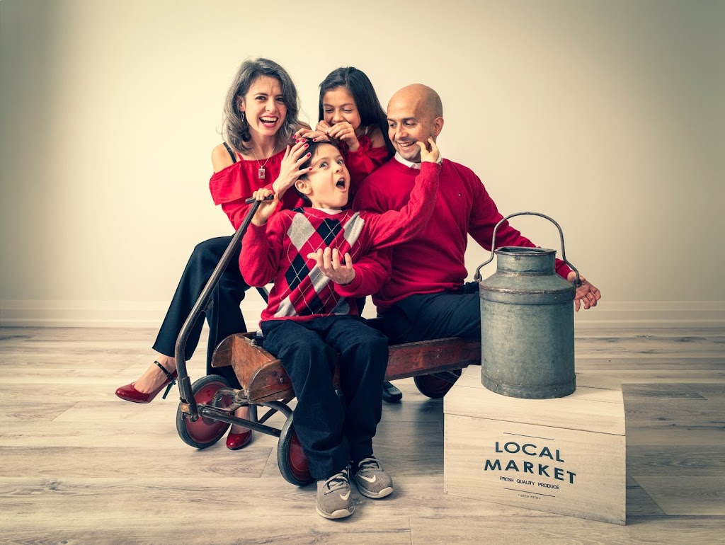 Mendoza Photography | 3351 Marble Gate, Burlington, ON L7M 0L3, Canada | Phone: (905) 582-8737