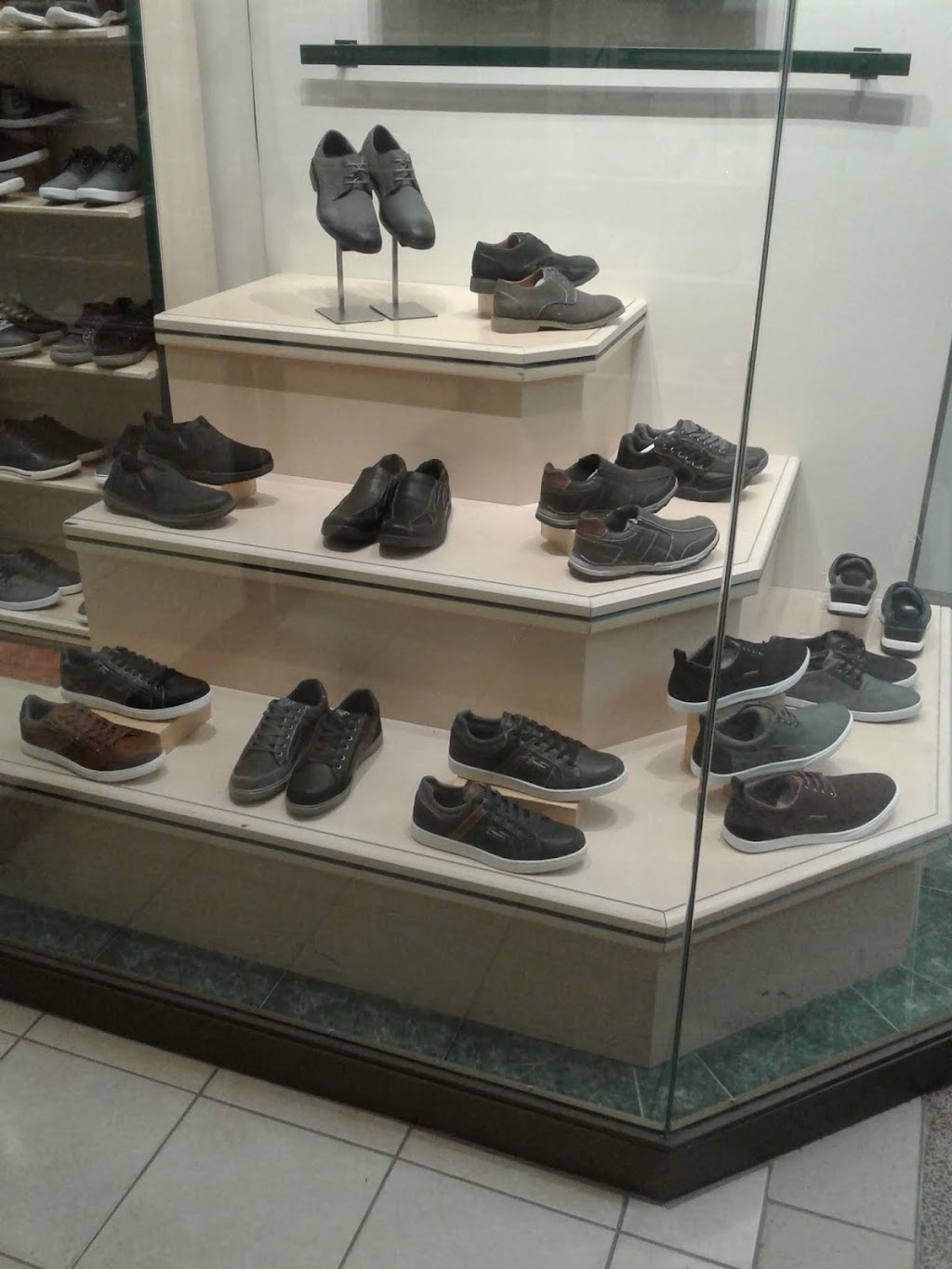 Chaussures Yellow | Carrefour St-Georges, 8585 Bd Lacroix, Saint-Georges, QC G5Y 5L6, Canada | Phone: (418) 228-3970