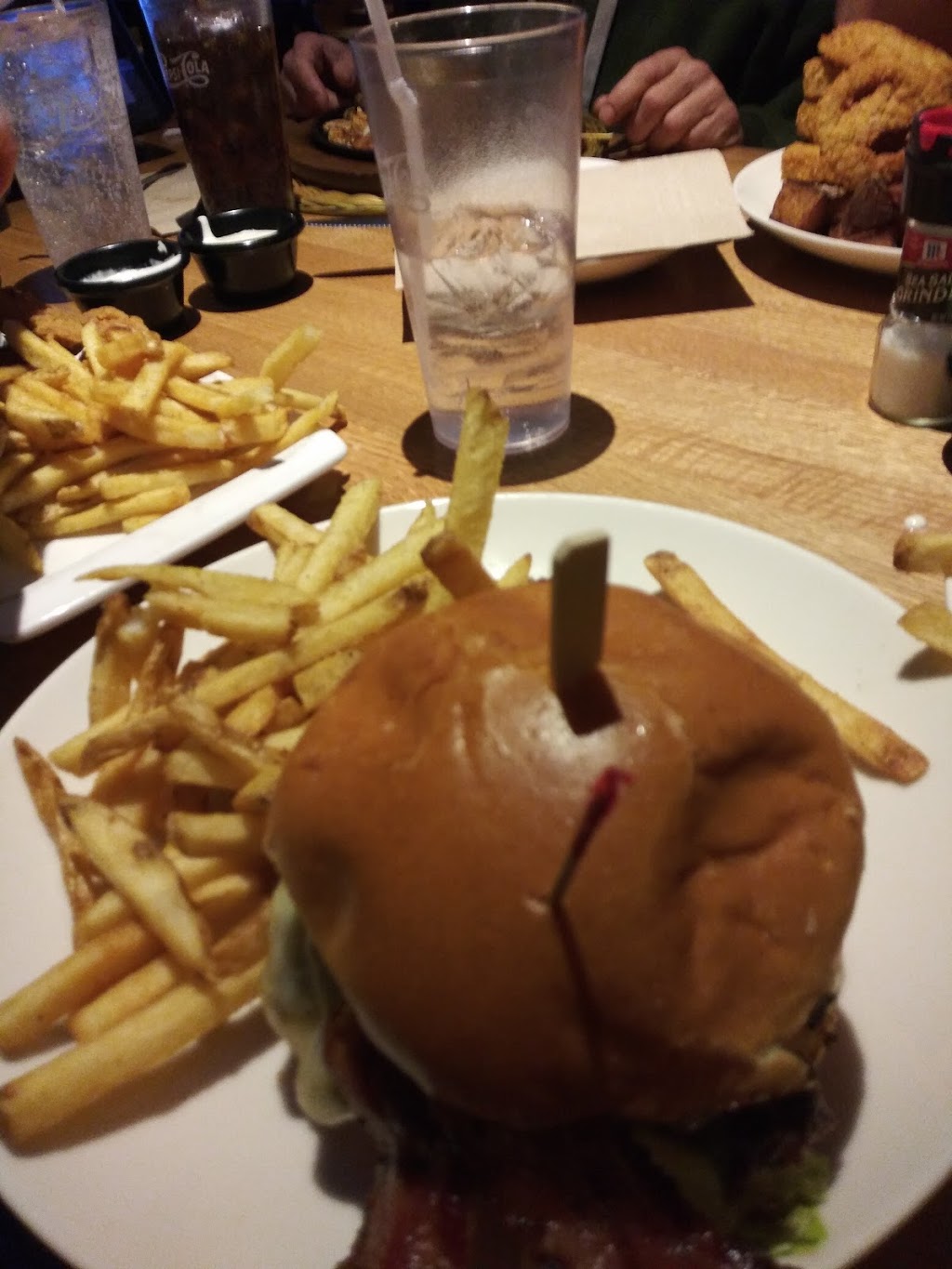 Applebees Grill + Bar | 5822 S Transit Rd, Lockport, NY 14094, USA | Phone: (716) 439-1270