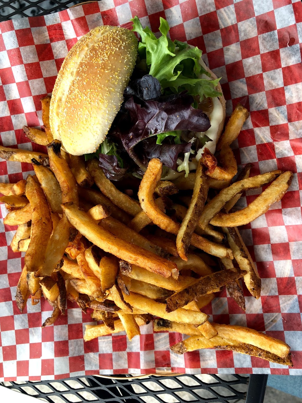 Burger Pub | 4940 Chemin du Parc, Orford, QC J1X 7N9, Canada | Phone: (819) 847-4936
