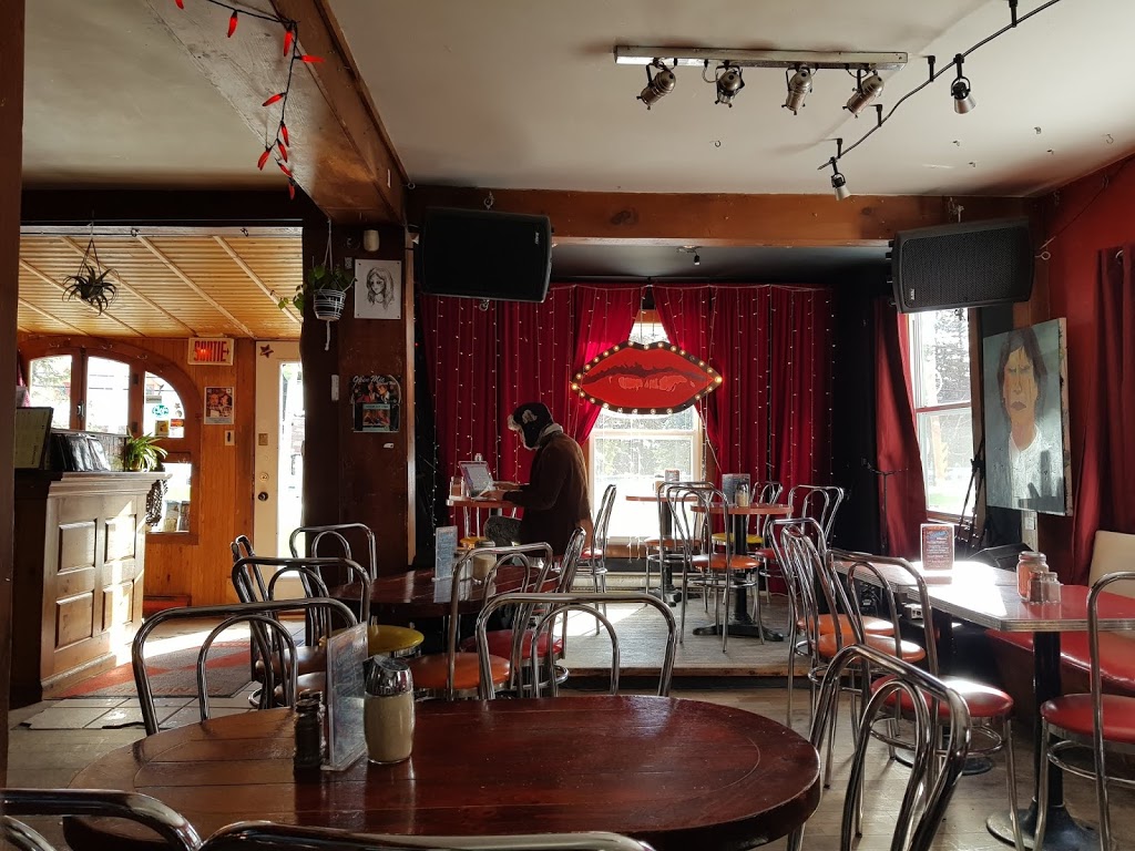 Le Mouton Noir | 2301 Rue de lÉglise, Val-David, QC J0T 2N0, Canada | Phone: (819) 322-1571
