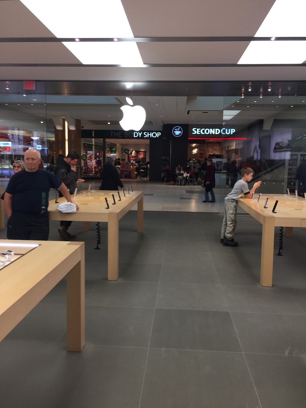 Apple Bayshore Shopping Centre | 100 Bayshore Dr, Nepean, ON K2B 8C1, Canada | Phone: (613) 288-7950