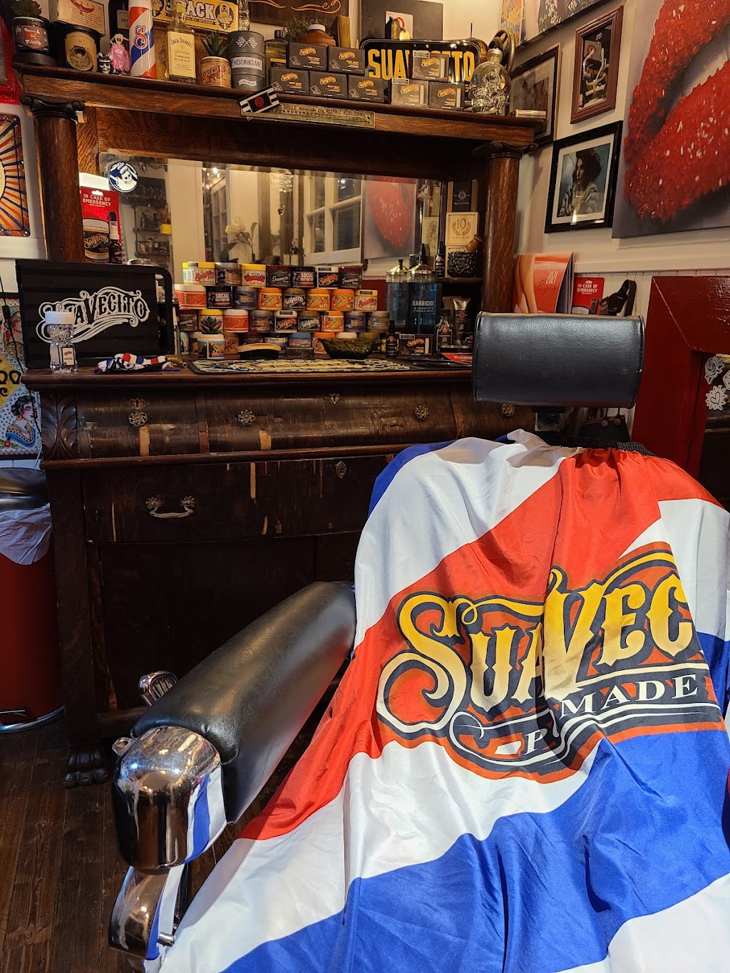 Mlle B et son Gentleman | 262 Avenue St Honoré, Sainte-Marie, QC G6E 2P2, Canada | Phone: (418) 389-8442