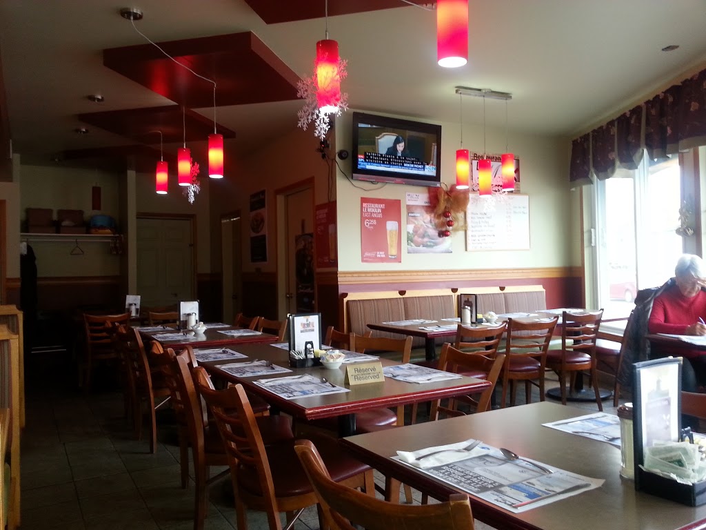 Restaurant Le Moulin | 59 Rue Angus N, East Angus, QC J0B 1R0, Canada | Phone: (819) 832-4242