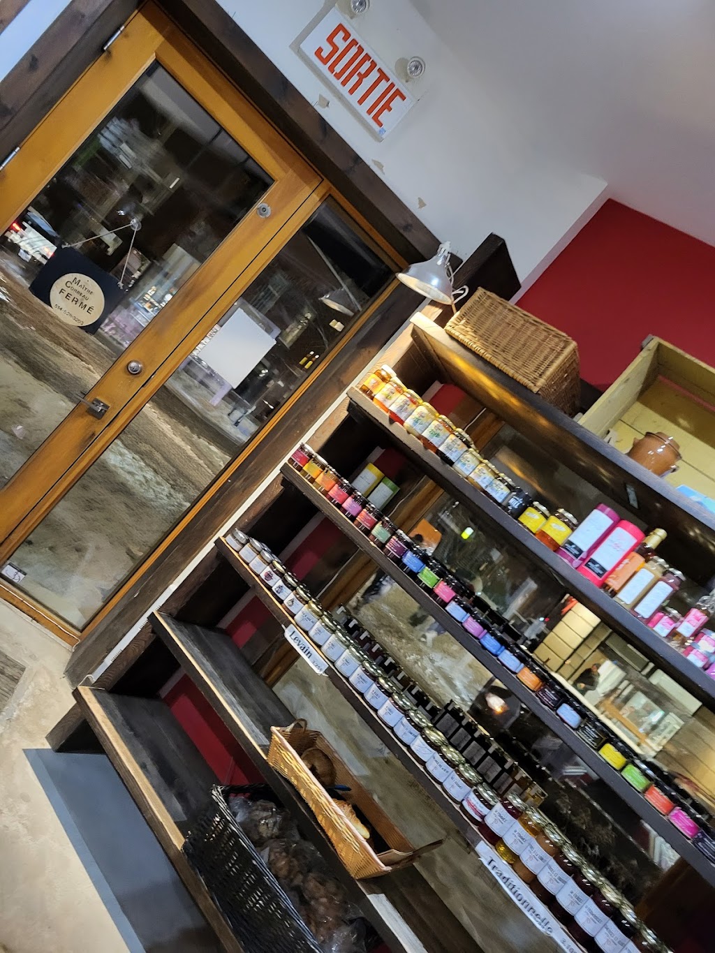 Maître Corbeau Fromagerie | 5101 Rue Chambord, Montréal, QC H2J 3N4, Canada | Phone: (514) 528-3293