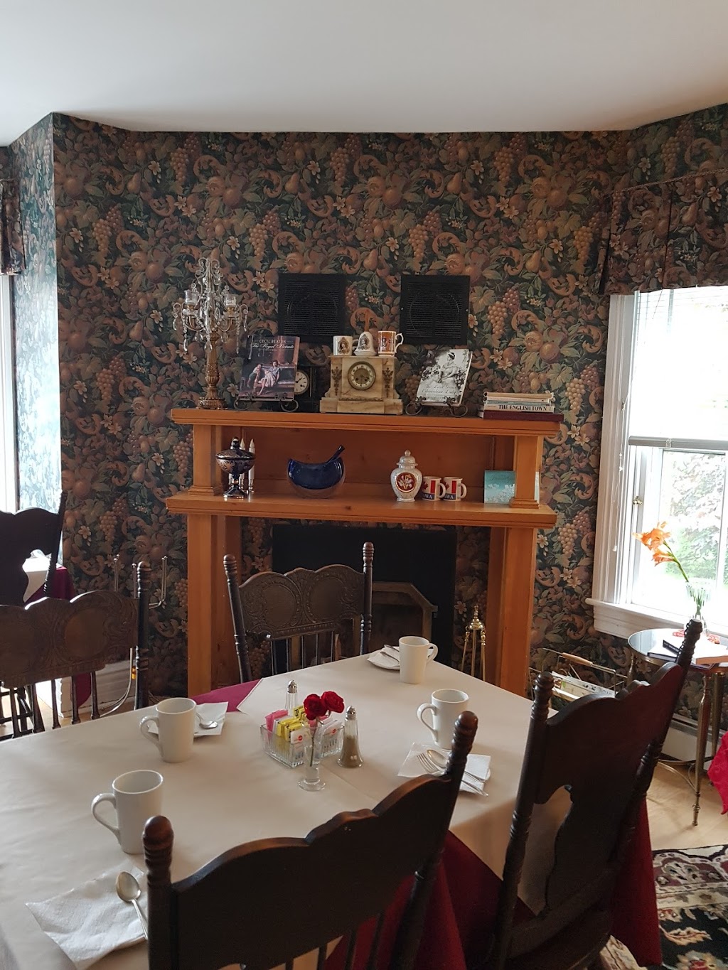 Surfside Inn | 9609 St Margarets Bay Rd, Hubbards, NS B0J 1T0, Canada | Phone: (902) 857-2417