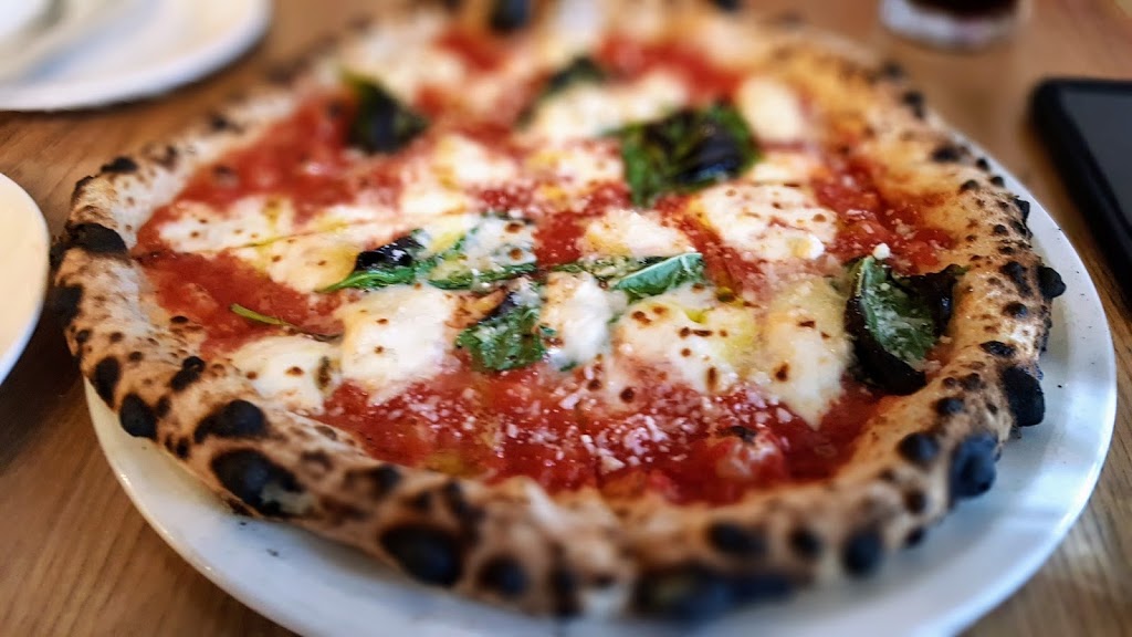 Pizzeria Oro Di Napoli | 2312 Lake Shore Blvd W, Etobicoke, ON M8V 1B5, Canada | Phone: (416) 316-0606