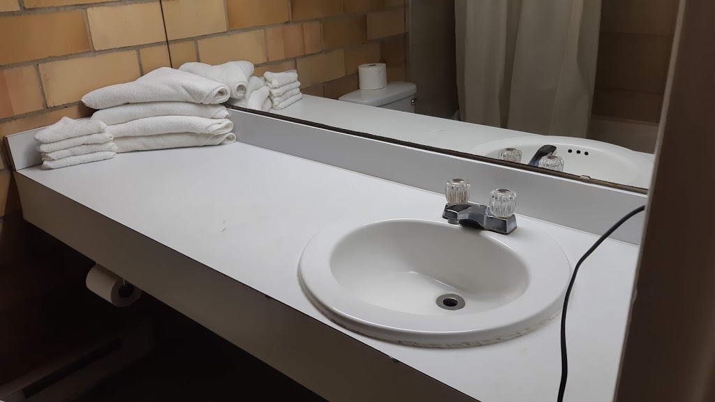 Motel Bonsoir | 1587 Rue Principale, Granby, QC J2J 0S5, Canada | Phone: (450) 378-7947