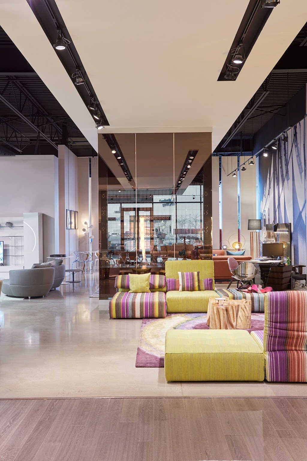 Roche Bobois | Quartier DIX30, 8440 Boulevard Leduc Local 40, Brossard, QC J4Y 0A5, Canada | Phone: (450) 656-8440