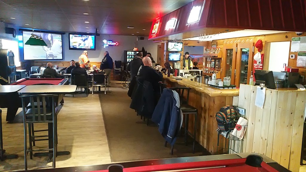Crown Bar | 654 Lacroix Ave, Ile des Chênes, MB R0A 0T0, Canada | Phone: (204) 878-2847