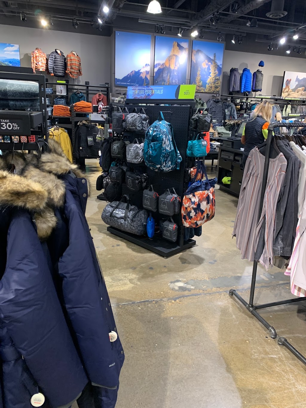 Eddie Bauer | 8770 170 St NW, Edmonton, AB T5T 4M2, Canada | Phone: (780) 444-1440