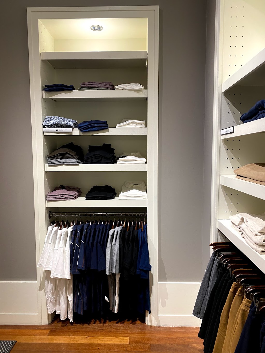 Banana Republic | 701 West Georgia Street D-62, D-63, D-64, Vancouver, BC V7Y 1A1, Canada | Phone: (604) 688-1630