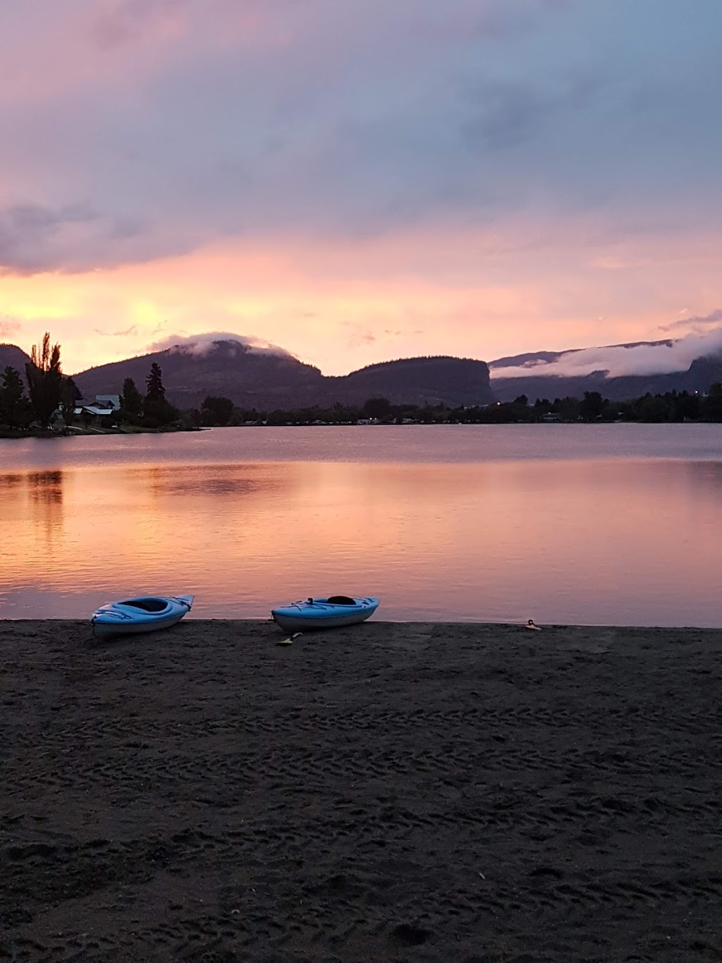 The Lakeside Resort | 6707 Lakeside Drive, Oliver, BC V0H 1T4, Canada | Phone: (250) 498-2177
