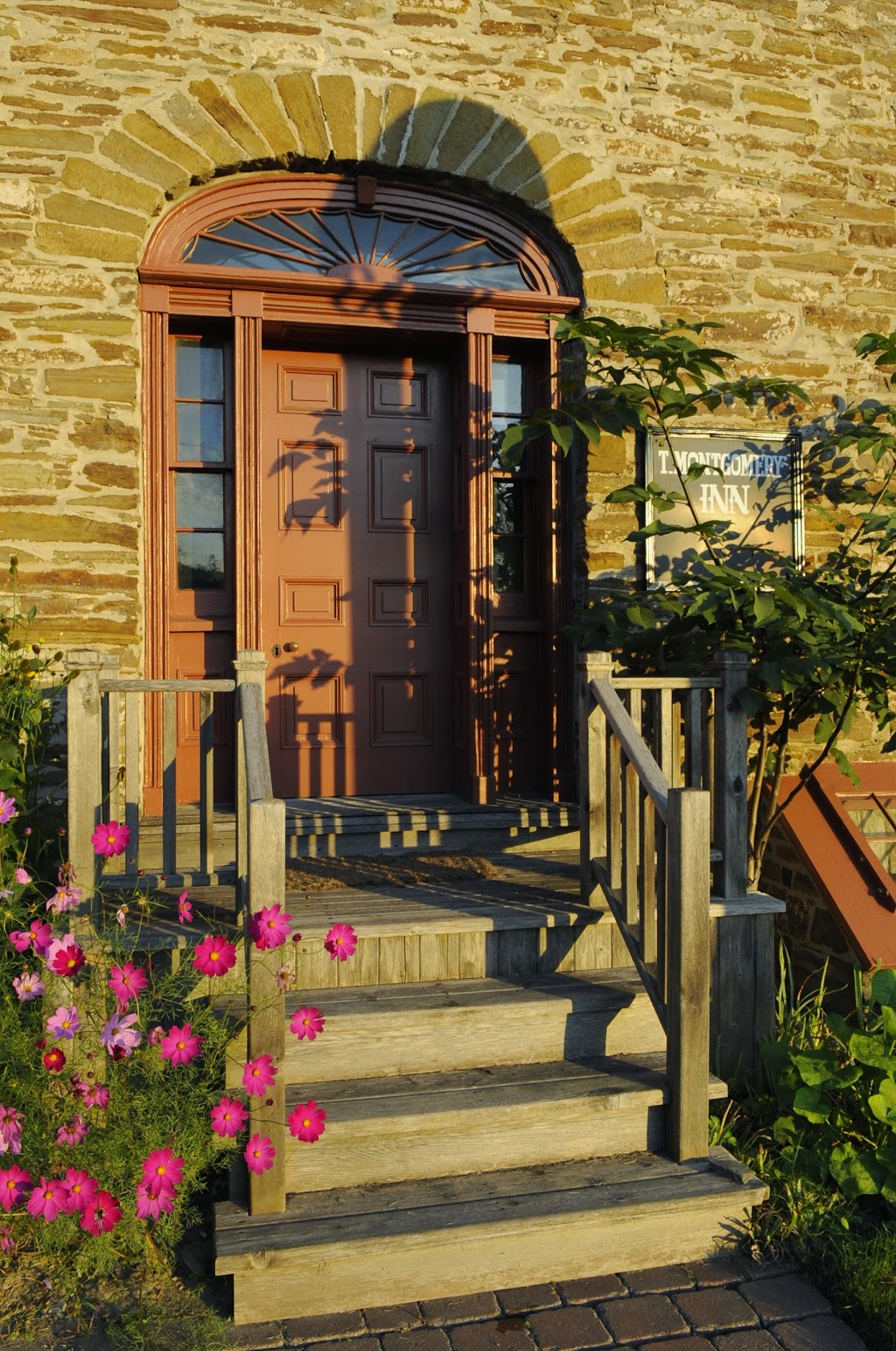 Montgomerys Inn | 4709 Dundas St W, Etobicoke, ON M9A 1A8, Canada | Phone: (416) 394-8113