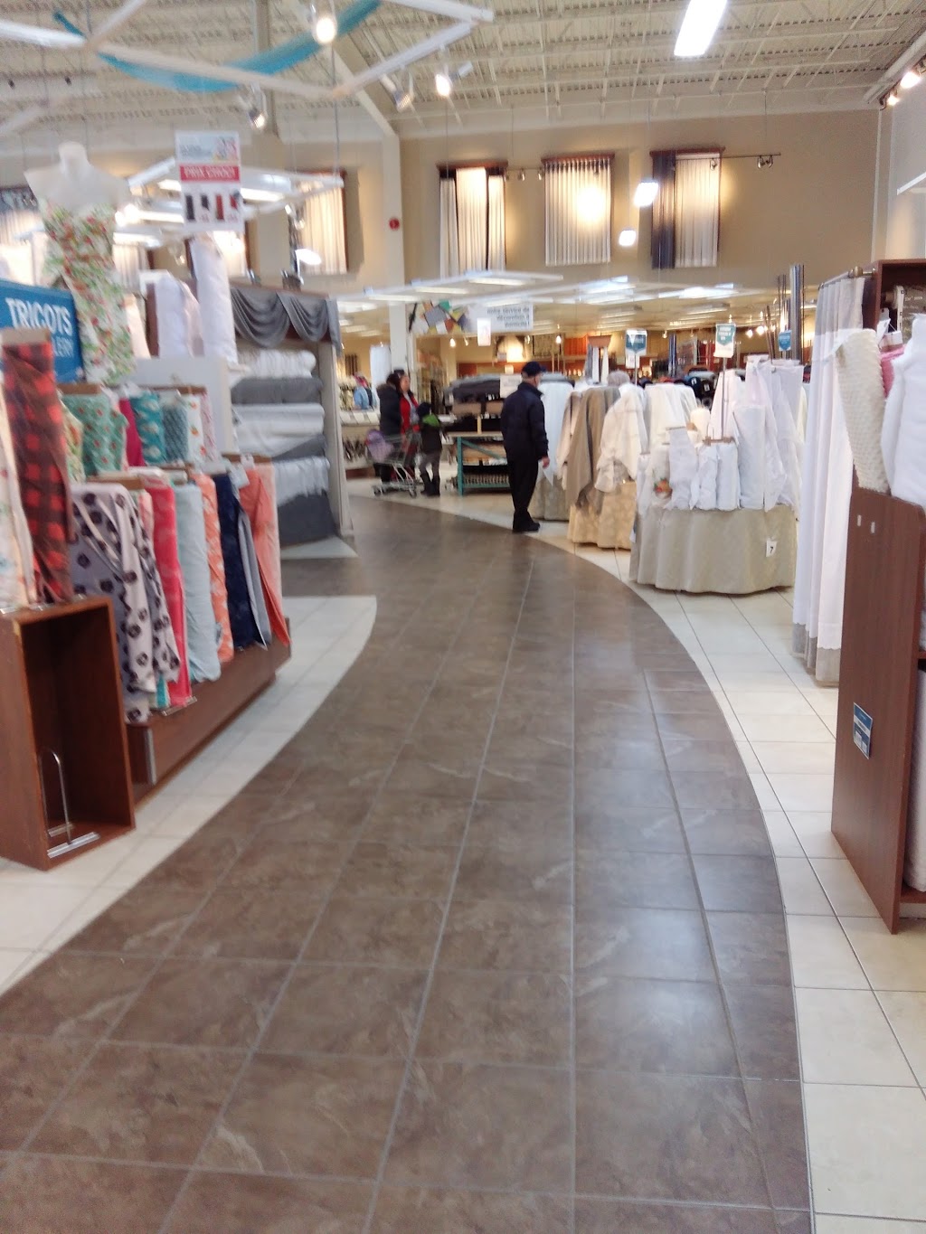 Club Tissus Saint-Hubert | 1651 Boulevard des Promenades, Saint-Hubert, QC J3Y 5K2, Canada | Phone: (450) 676-5152