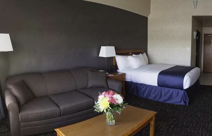 Park Town Hotel | 924 Spadina Crescent E, Saskatoon, SK S7K 3H5, Canada | Phone: (306) 244-5564