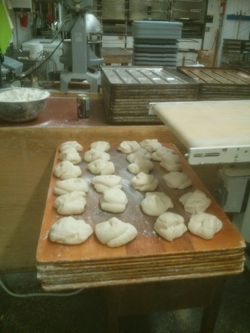 Metro Bakery | 6903 Drummond Rd, Niagara Falls, ON L2G 4P5, Canada | Phone: (905) 356-4566
