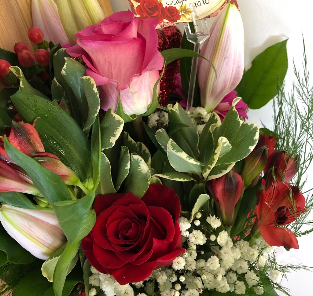 Dutton Flowers | 167 Currie Rd, Dutton, ON N0L 1J0, Canada | Phone: (519) 762-2059