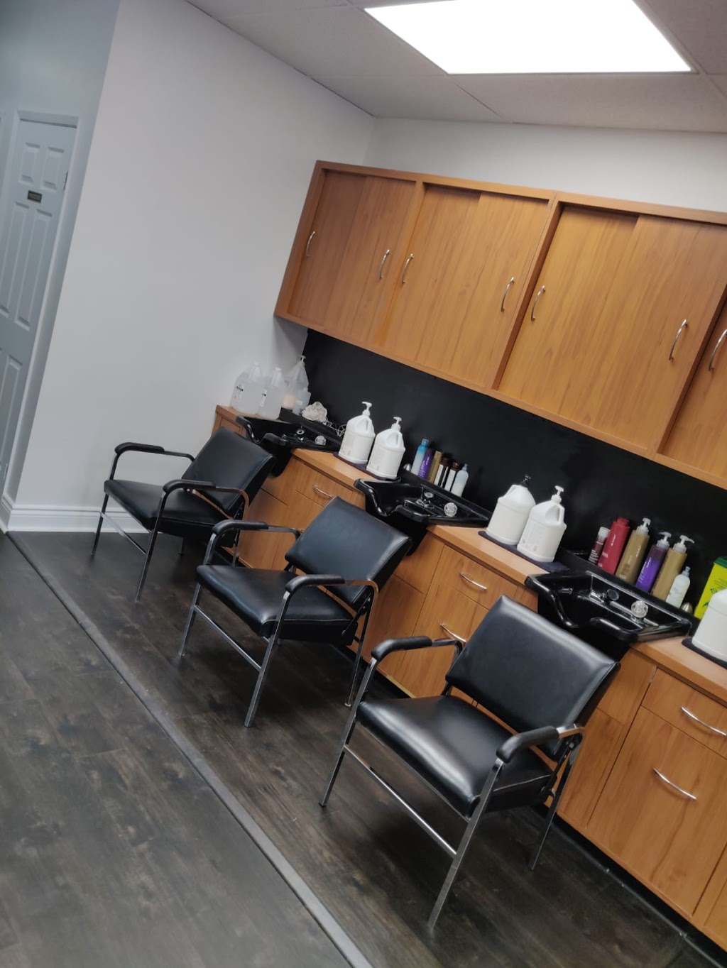 Hairworks - Hair Salon | 2760 Derry Rd W Unit 9, Mississauga, ON L5N 3N5, Canada | Phone: (905) 542-7999