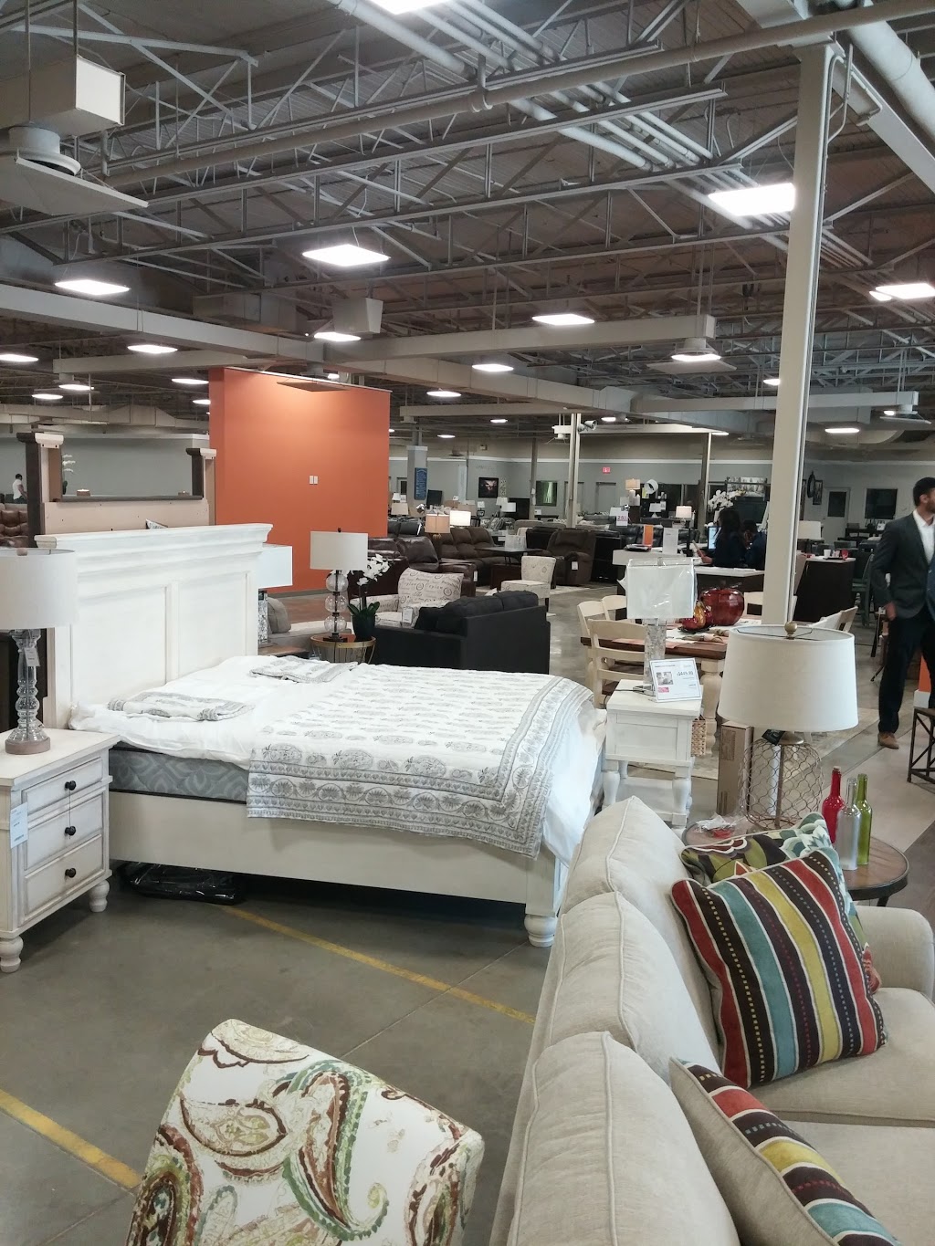 Ashley HomeStore | 707 St Lawrence St, Prescott, ON K0E 1T0, Canada | Phone: (613) 975-1160